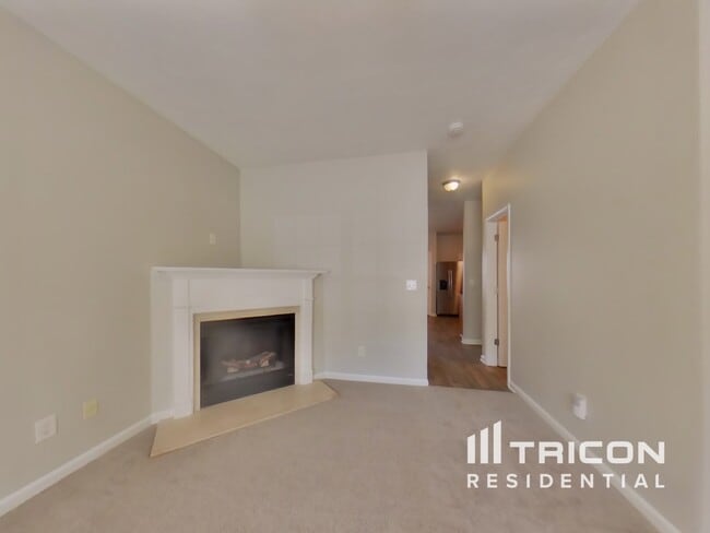 Building Photo - 2300 Marlin Dr