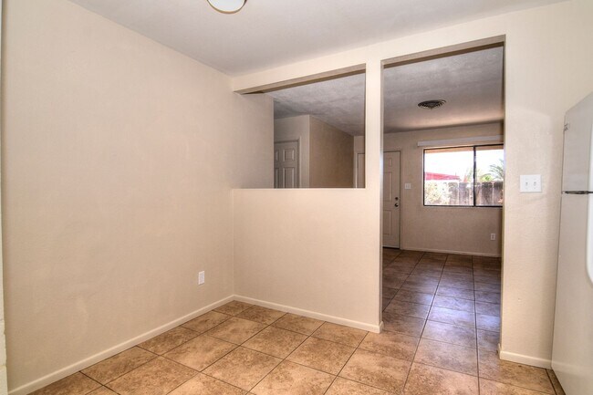 Foto del edificio - 2122 S Maple Ave