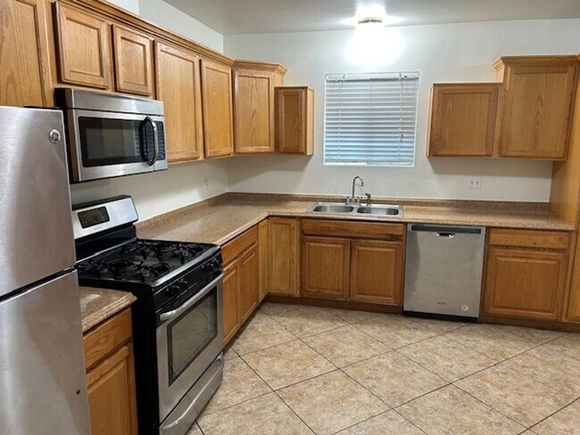 Foto del edificio - All Utilities Included! Spacious 3 Bedroom + Den Near Phoenix Country Club