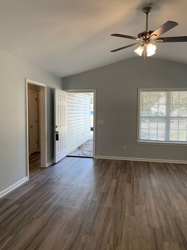 Foto del edificio - 3 Bedroom 2 Bath Renovated House Available Now on Park Avenue