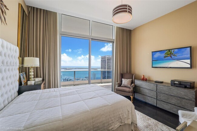 Building Photo - 200 Biscayne Blvd Way