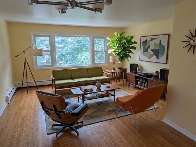 Living room - 4853 N Talman Ave