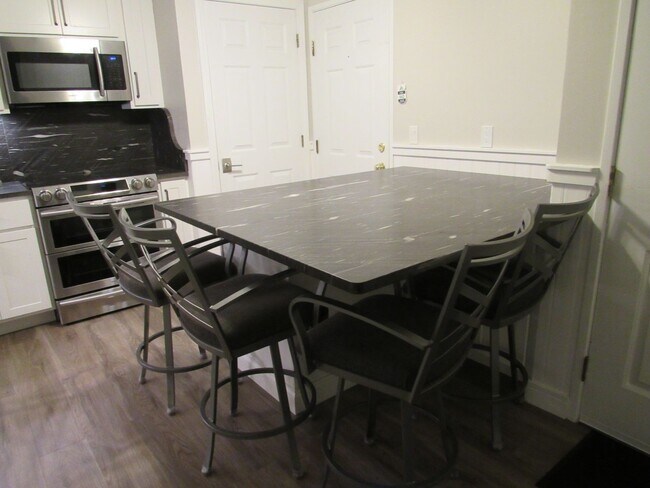 Building Photo - Manchester Oakbrook 2 Bedroom/ First Floor...