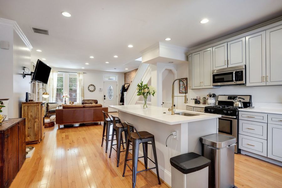 Primary Photo - Modern Excellence in Eckington| 2 Parking ...