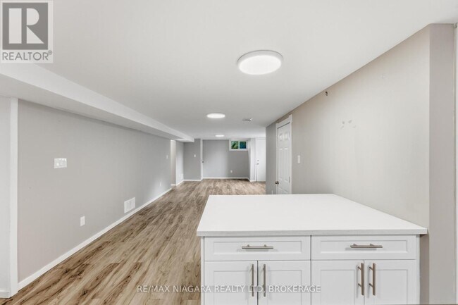 Photo du bâtiment - 250 Grantham Ave