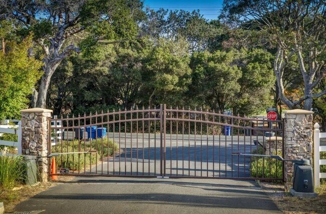 Foto del edificio - Modern Country Home in Petaluma – 4 Bed, 3...