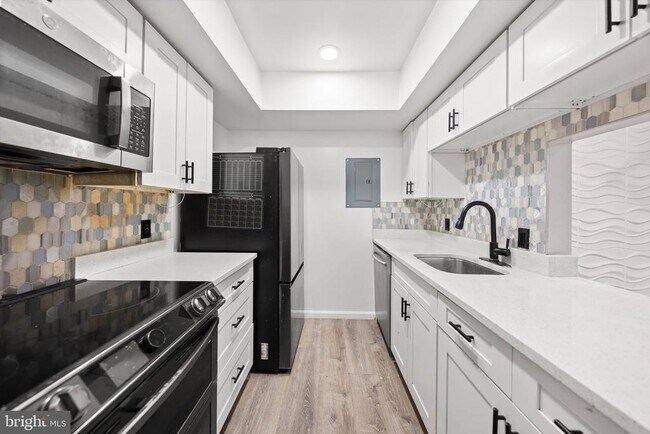 Building Photo - 18304 Streamside Dr