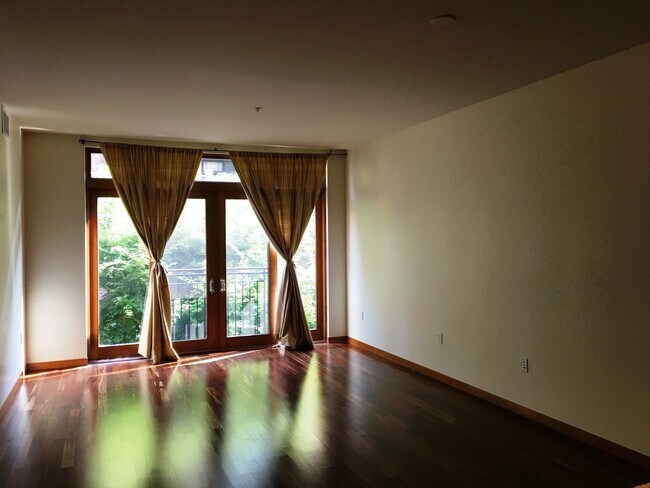 Foto del edificio - Spacious & light studio with lush courtyar...