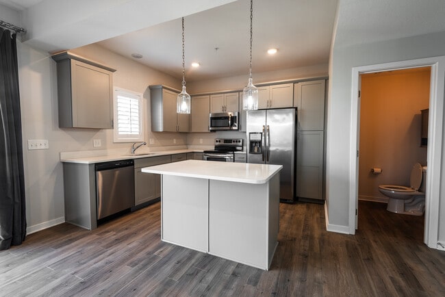 Building Photo - 329 NE Otter Dr