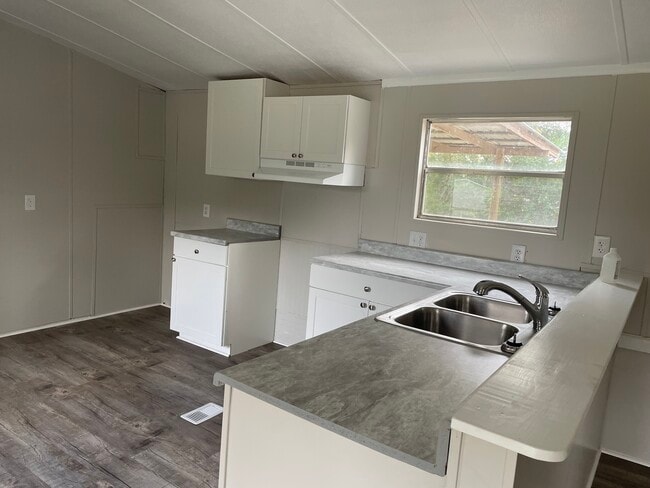 Building Photo - 176 Circle Dr