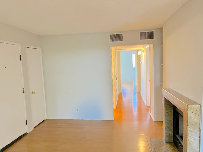 Building Photo - 430 E San Jose Ave