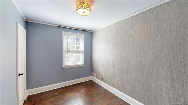 Foto del edificio - Adorable and clean Midwood cottage.