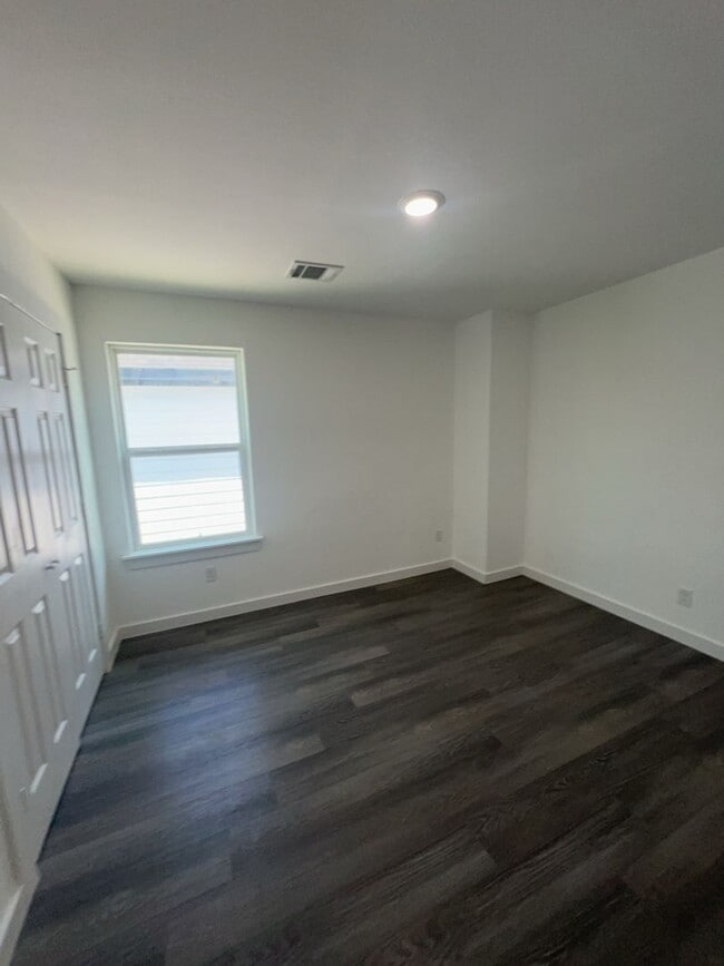 Building Photo - 6013 Wedgefield St
