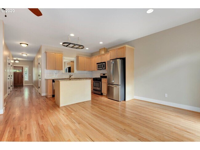 Building Photo - Bright Bull Mountain Townhome - Hardwoods, Granite, Private Patio, Garage, and more!
