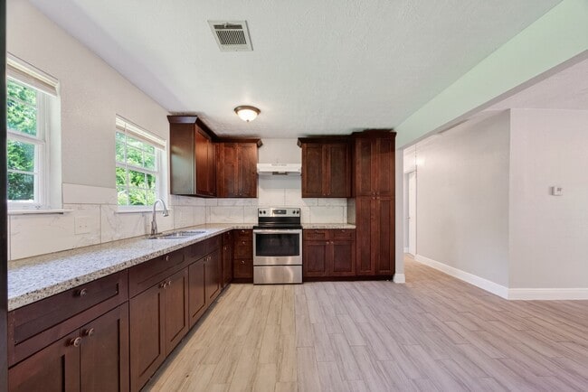 Building Photo - 3031 Groton Dr