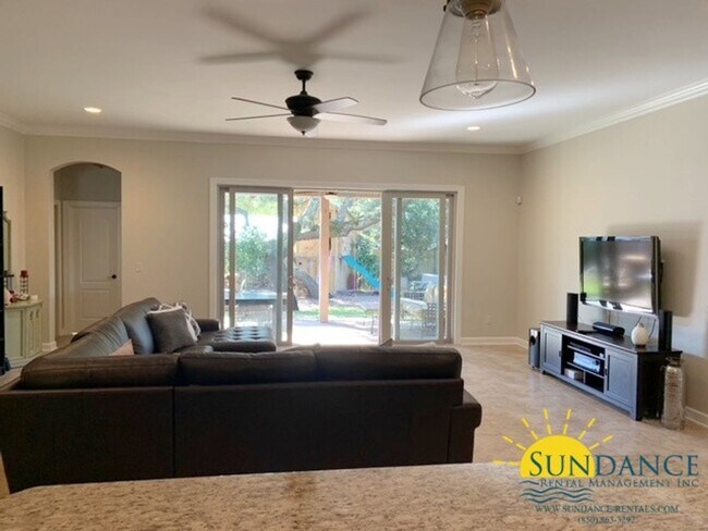 Foto del edificio - Breathtaking 4 Bedroom Home in Bayview