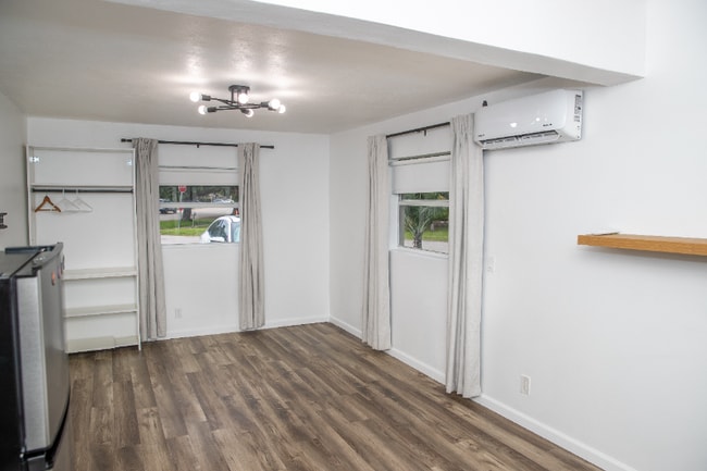 Building Photo - 903 N Golf Dr