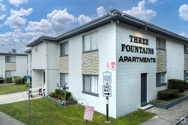 Building Photo - Three Fountains