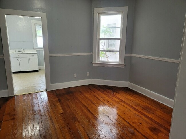 Building Photo - 742 W King St