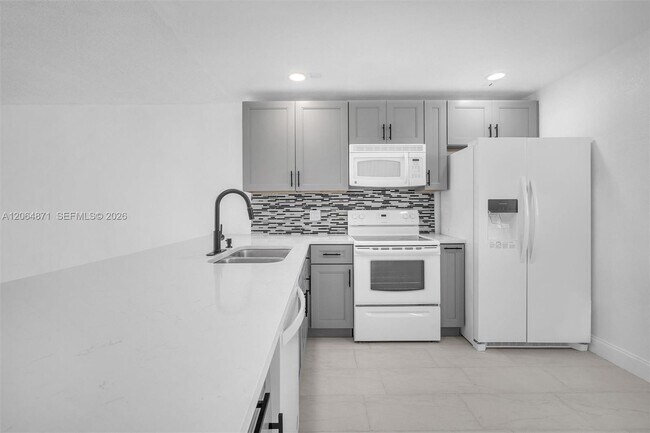 Building Photo - 2601 NE 3rd Ct