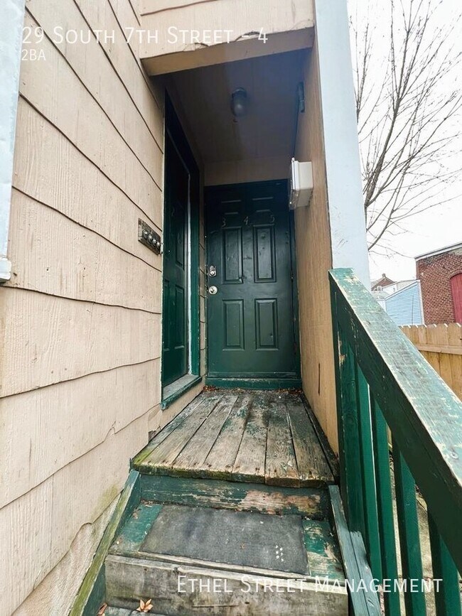 Building Photo - Newly-Updated 2 Bedroom Apartment