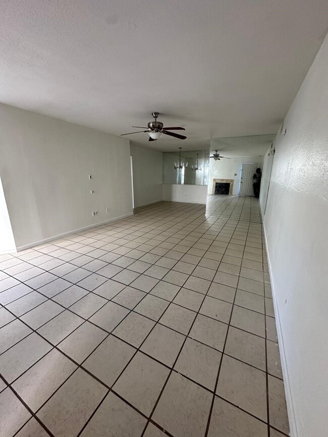 Building Photo - 9797 Leawood Blvd