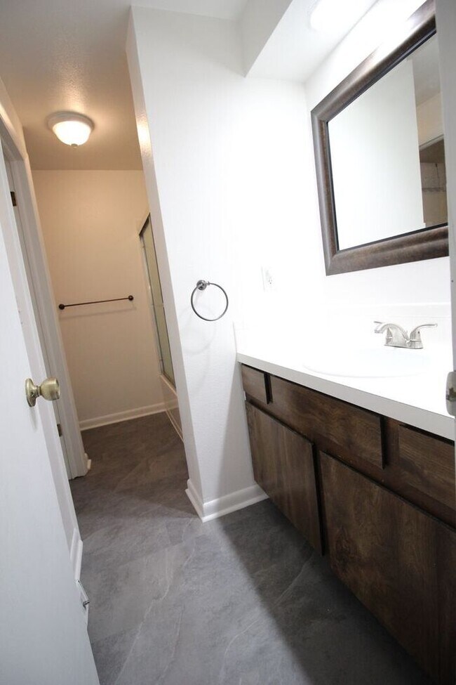 Building Photo - Cozy 2 bedroom condo