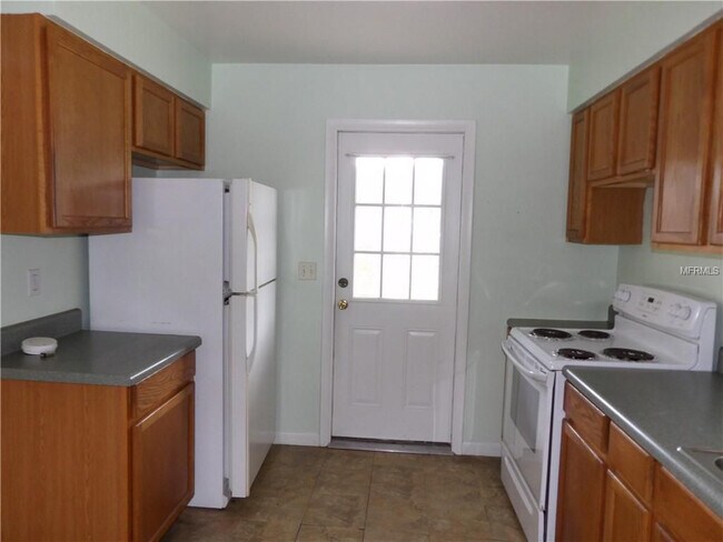 Building Photo - 2 Bed 1 Bath Home Pet Friendly 1ST MONTH F...