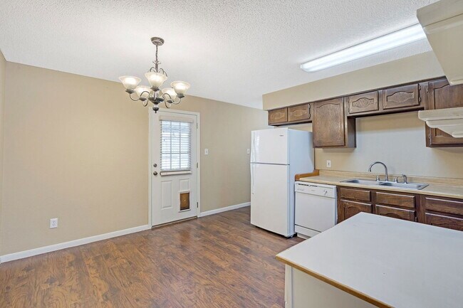 Foto del edificio - 2441 Sweetwood Dr