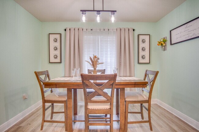 Foto del edificio - Spacious Cottage-Style Home Near UWF, Navy Federal & West Florida Hospital with Private Upstairs ...