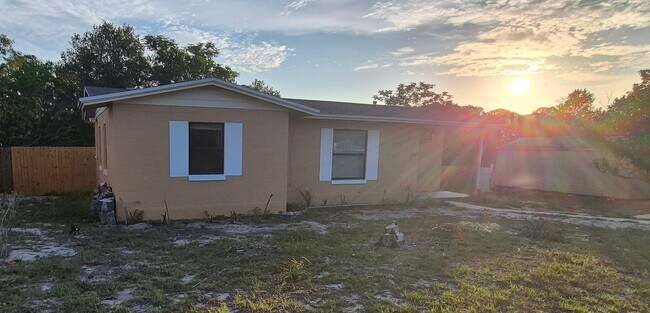 Foto del edificio - 7071 Holiday Dr