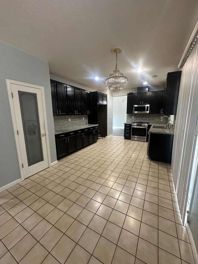 Foto del edificio - Remodeled 2 Story Home in North Stockton