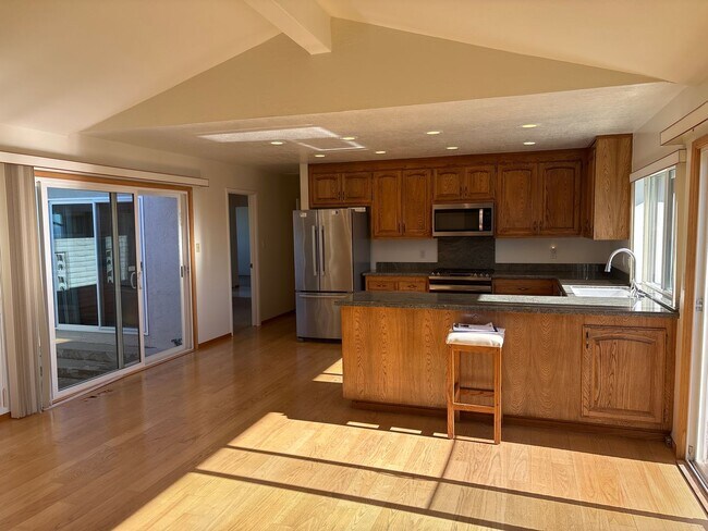 Foto del edificio - FANTASTIC 4 BEDROOM CASTRO VALLEY WOODLAND ESTATES HOME!!