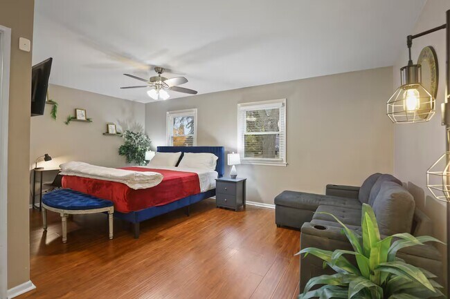 Dormitorio 1 con cama king size, sofá cama, armario y mesa de trabajo, silla y mesa independientes. - 1002 Juniper Ln