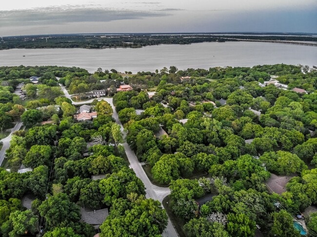 Building Photo - 121 Lake Vista W