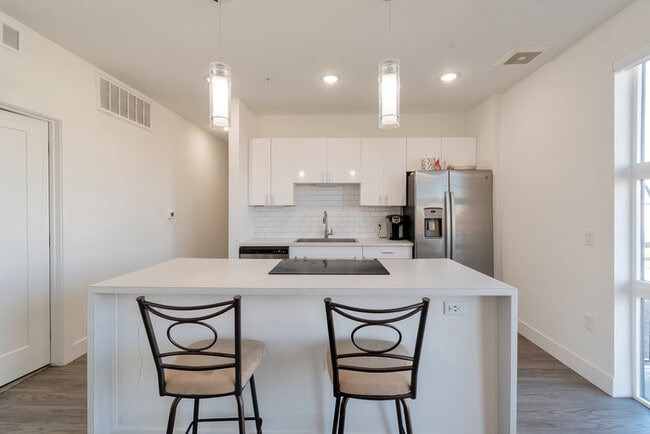 Foto del edificio - Modern Condo in Englewood with a view!