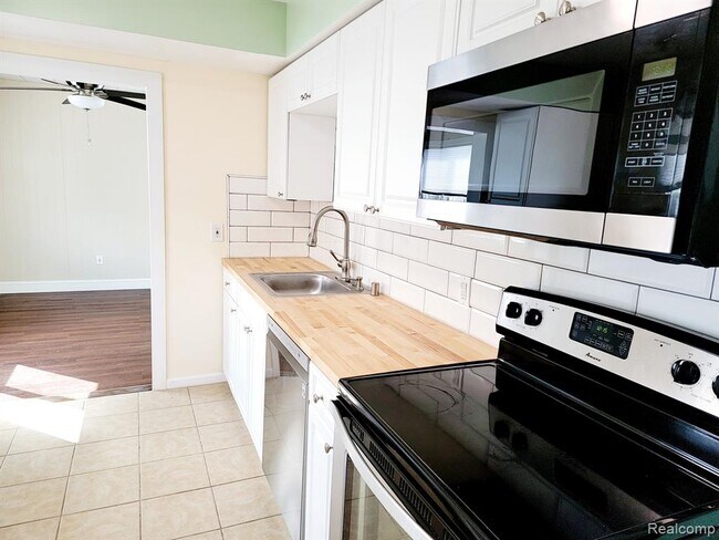 Building Photo - 21614 Lakeview St