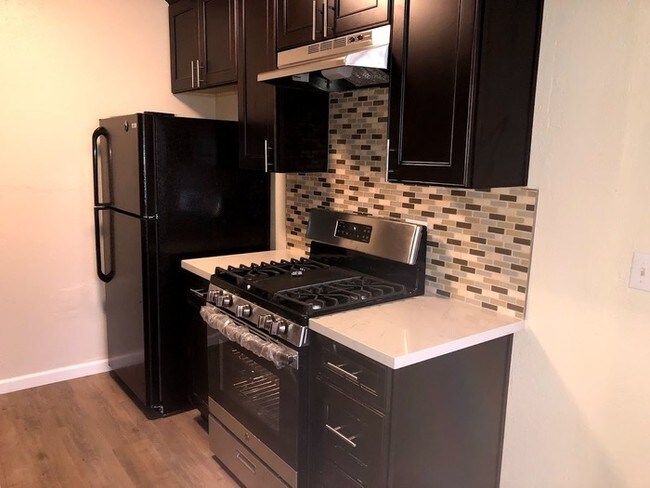Foto del edificio - NEWLY RENOVATED 2 BED, 1 BATH, 900 SQ FT