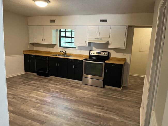 Large Kitchen - 263 Robin Ln NW
