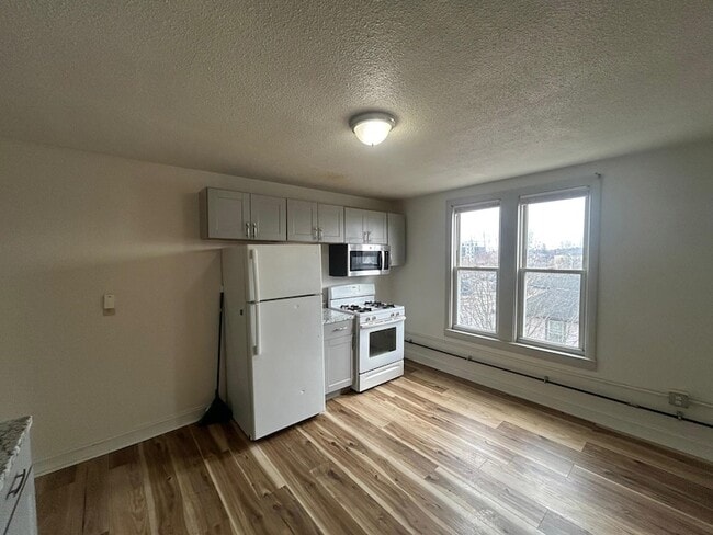 Building Photo - 23 Elm St