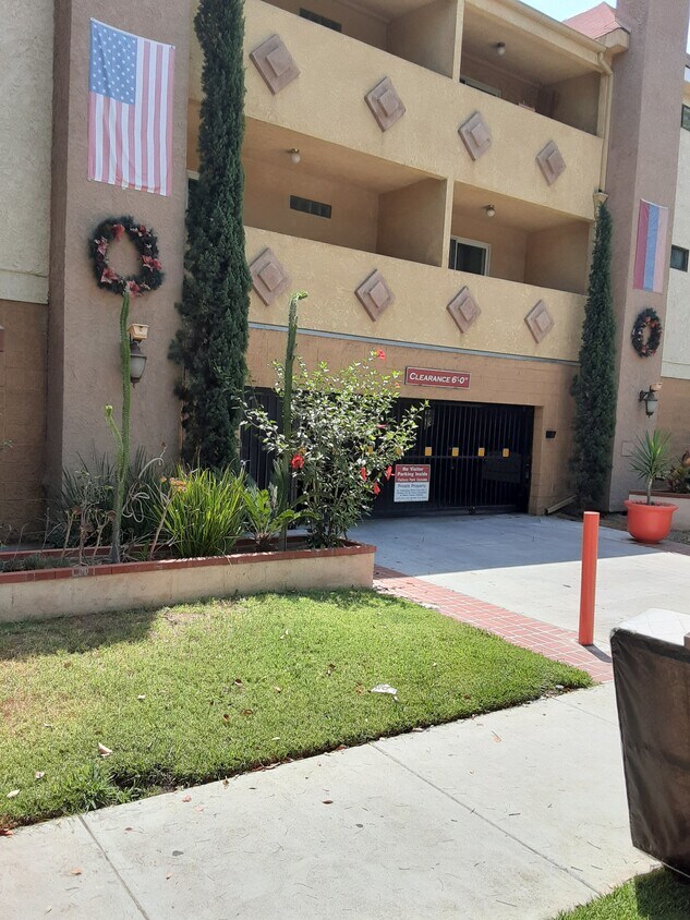 Building Photo - 420 Windsor W Rd