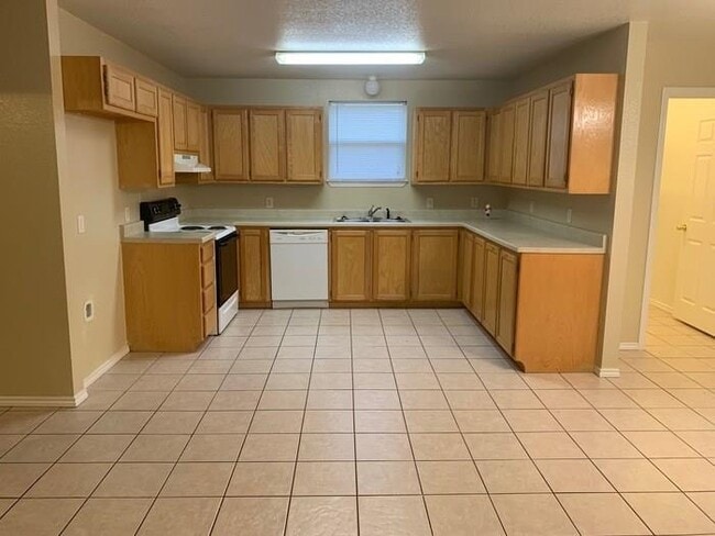 Building Photo - Granbury 3/2/2 coming soon!!