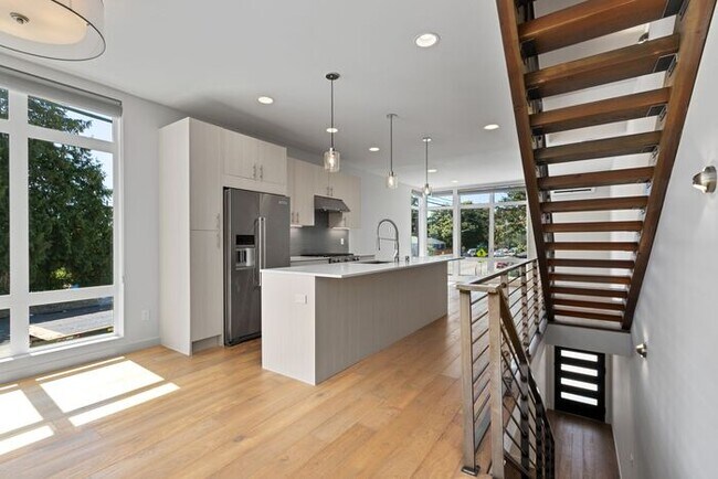 Building Photo - Stunning AIR CONDITIONED Alki Townhome w/ ...