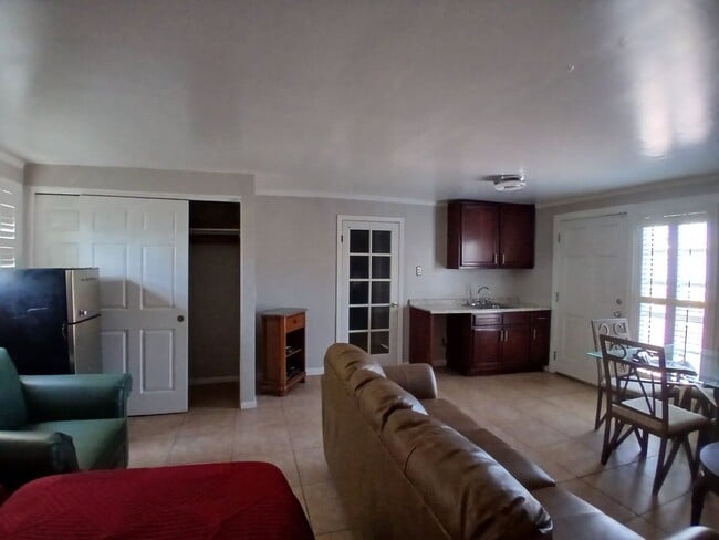 Building Photo - 445 Rosemont St