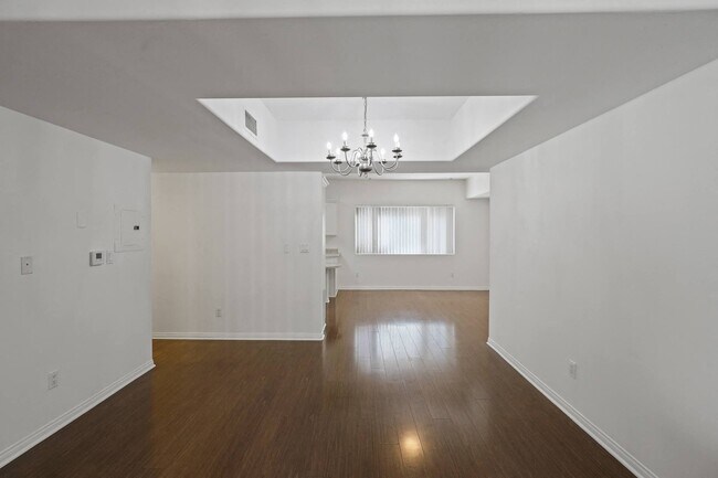 Áreas de comedor y sala de estar de concepto abierto - Colby Townhomes by Wiseman