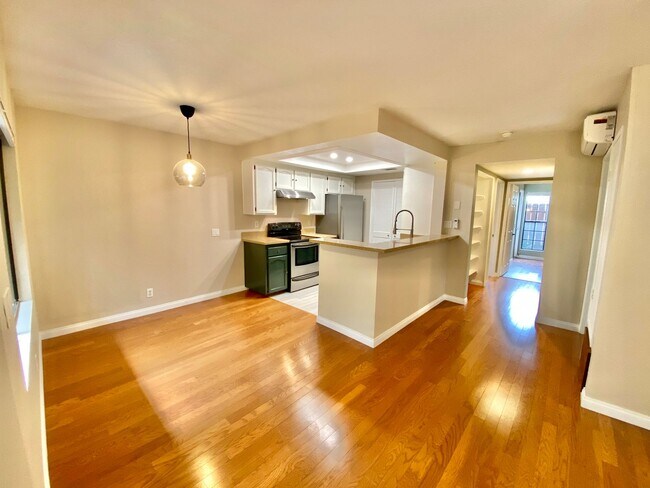 Building Photo - Beautiful 2B/2BA Condo in University Heigh...