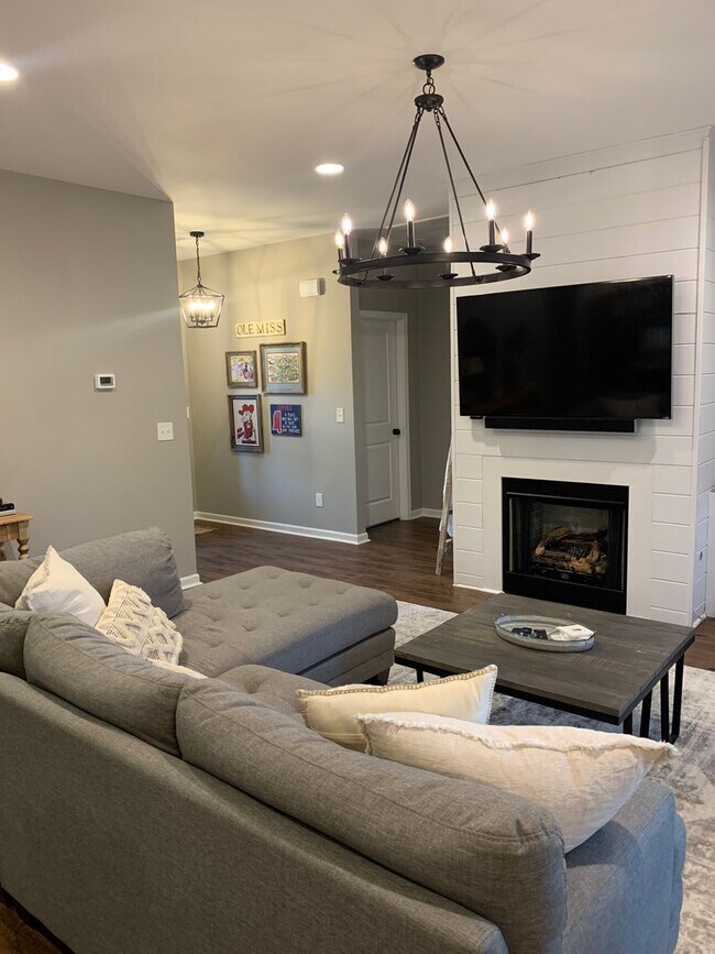 Building Photo - 4BD/2BA FOR RENT