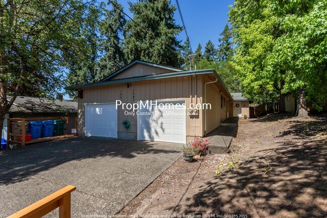 Spacious Duplex in Oak Grove - Fenced Yard! - Spacious Duplex in Oak Grove - Fenced Yard! House
