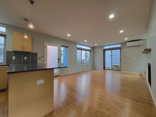 Foto del edificio - Stylish Detached Home in East Capitol Hill...