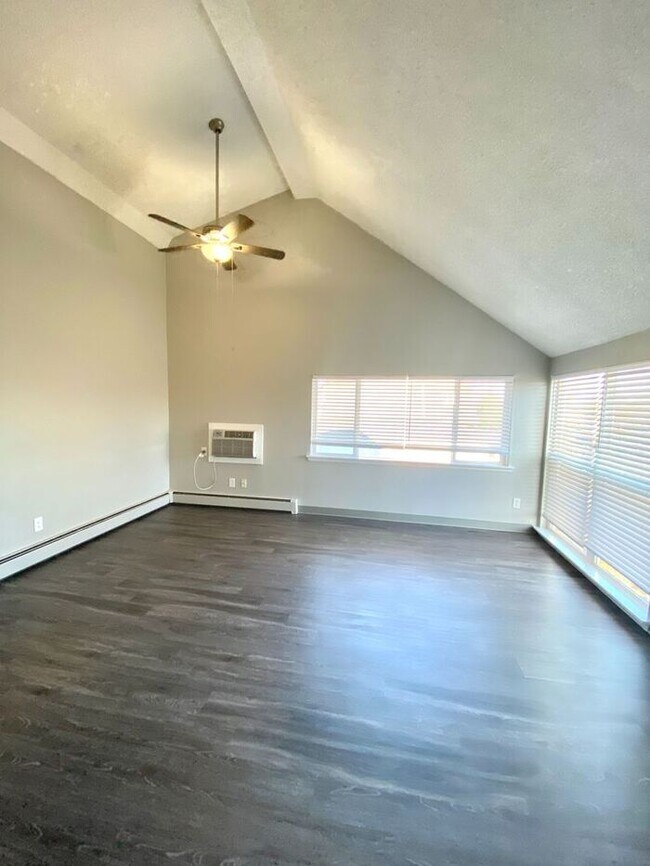 Foto del edificio - Recently Upgraded 2 Bedroom Apt Near Horse...